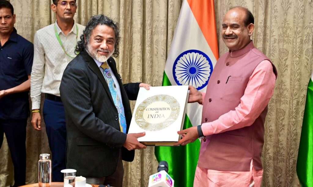 பிரதி சபாநாயக்கு நினைவுச்சின்னம் வழஙகபபடுகிறது