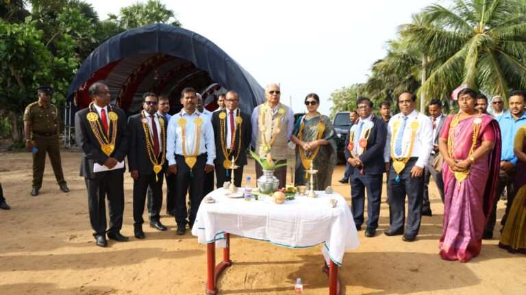 சந்திரன் கிராமத்தில் இந்திய வீடுகள்