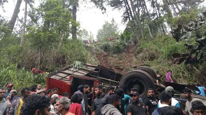 பள்ளத்தில் வீழ்ந்து கிடக்கும் பஸ்