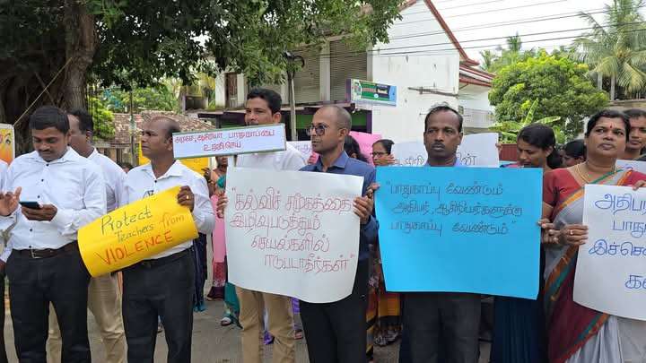 அதிபர், ஆசிரியர்கள் சுலோகங்களுடன் ஆர்ப்பாட்டம் செய்கின்றனர்
