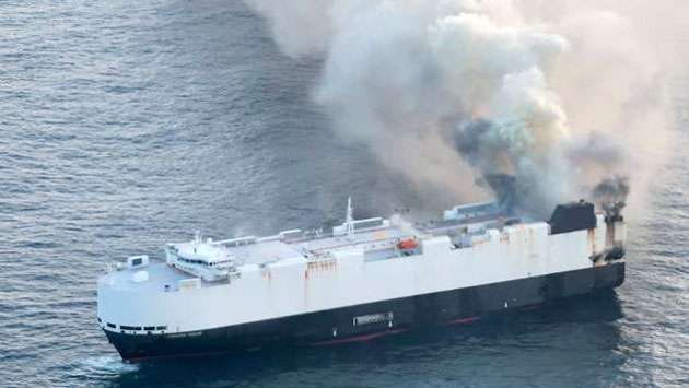 மூவாயிரம் வாகனங்களுடன் எரியும் கப்பல்