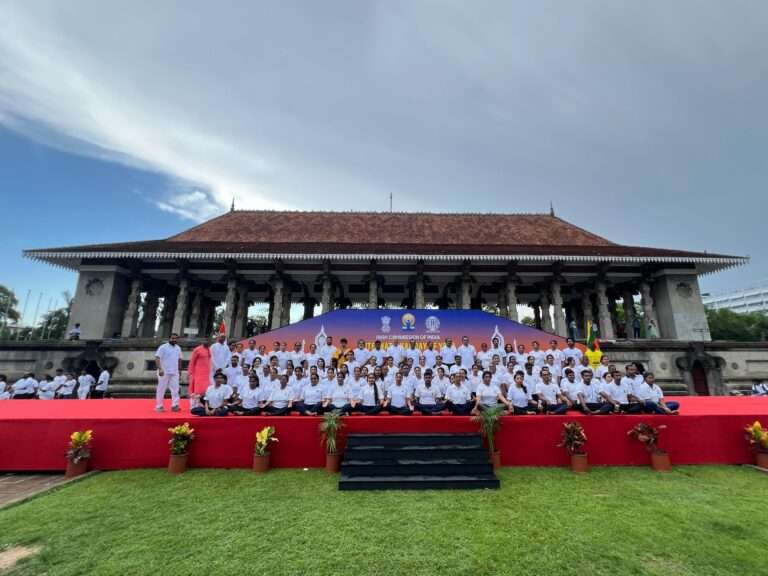 கொழும்புவில் கோலாகலமான யோகா தினம்