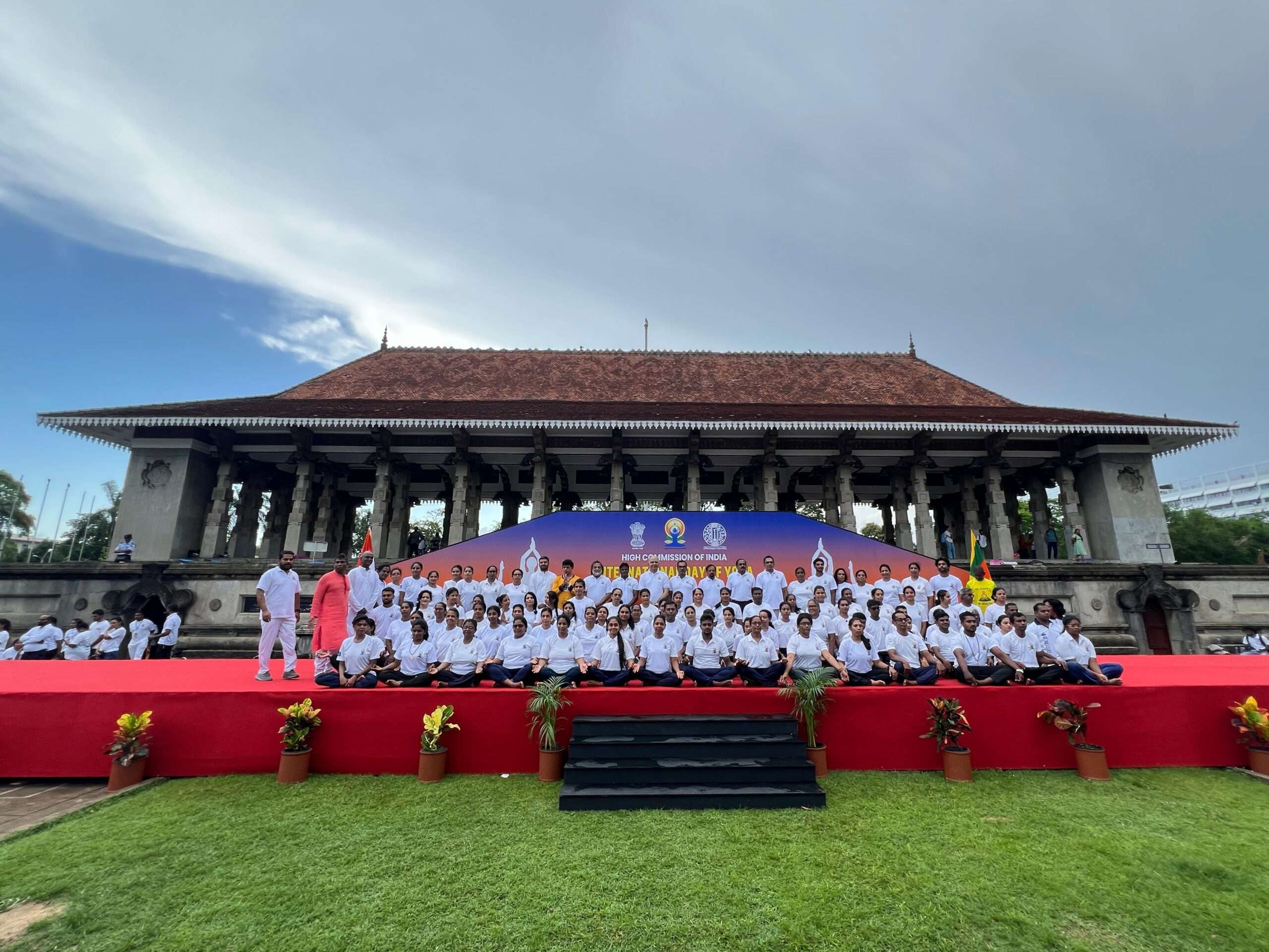 கொழும்புவில் கோலாகலமான யோகா தினம்