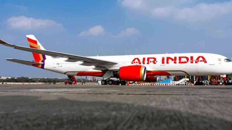 எயார் இந்தியாவில் மூன்று அதிகாரிகள் பணி நீக்கம்