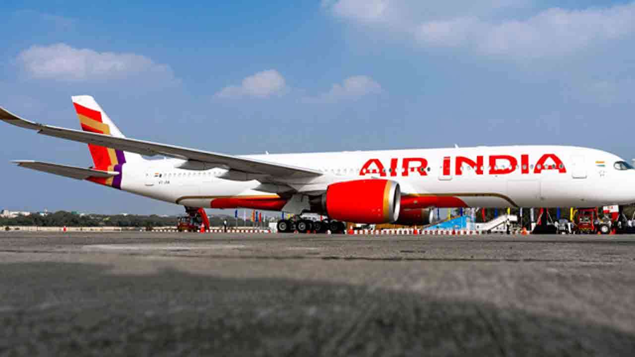 எயார் இந்தியாவில் மூன்று அதிகாரிகள் பணி நீக்கம்