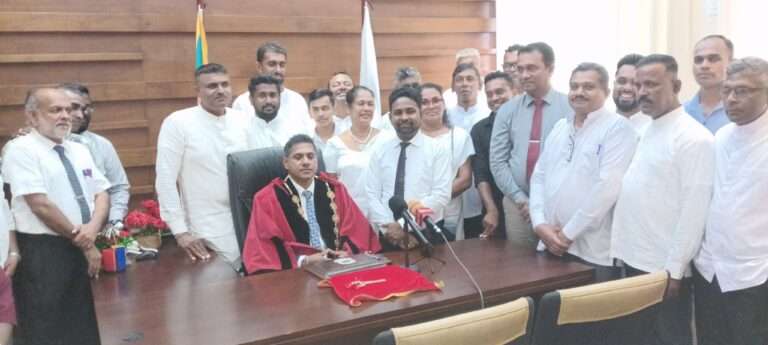 இரத்தினபுரி மாநகர சபையின் முதல்வர் பதவி ஏற்றார்