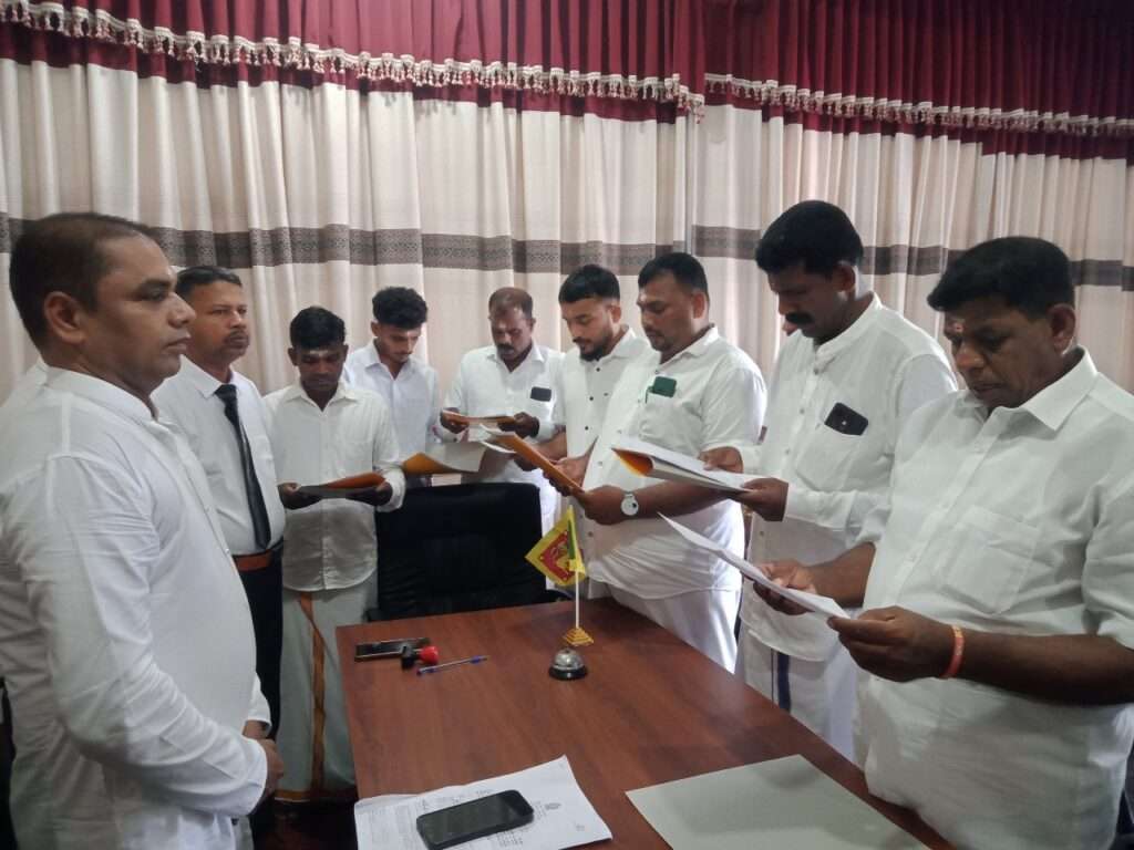 திருக்கோவிலில் ஆடசிபீடம் ஏறிய வண்டில்