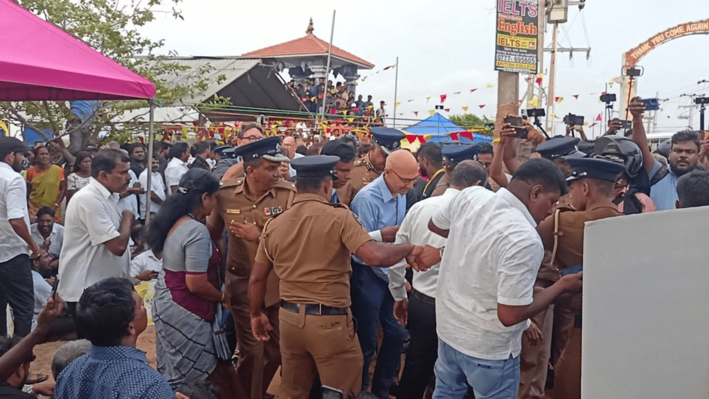 ஐநா ஆணையாளர் அணையா விளக்குப் பகுதிக்கு விஜயம்