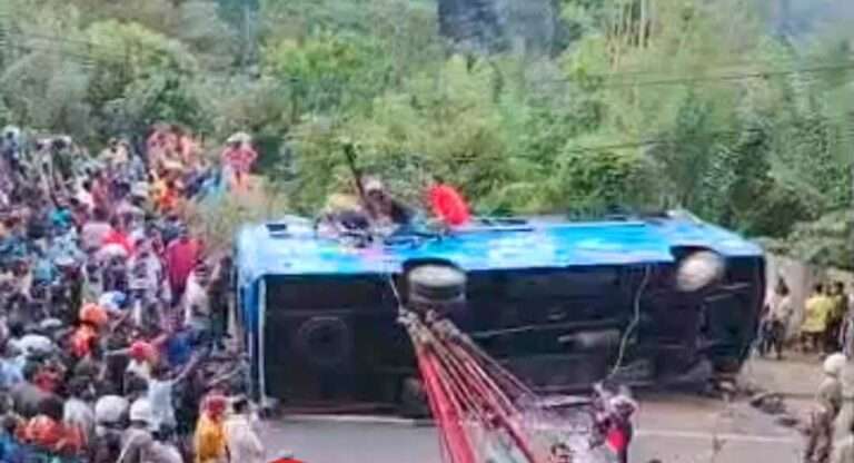 துங்கிந்த பஸ் விபத்தில் மூவர் பலி