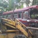 எஹலியகொடை பஸ் விபத்தில் 23பேர் காயம்