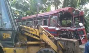 எஹலியகொடை பஸ் விபத்தில் 23பேர் காயம்