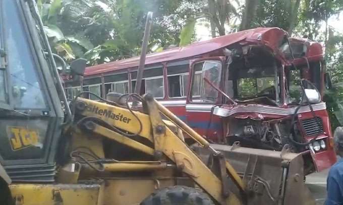 எஹலியகொடை பஸ் விபத்தில் 23பேர் காயம்
