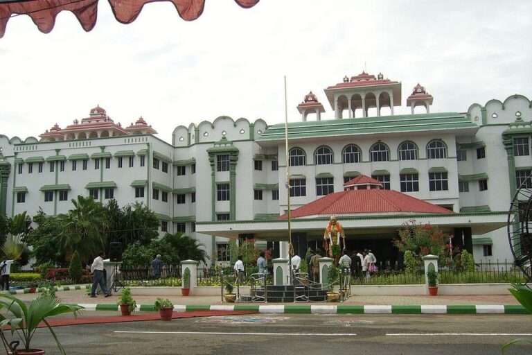 பொதுவிடங்களில் சிலை வைக்க அனுமதிக்கக்கூடாது