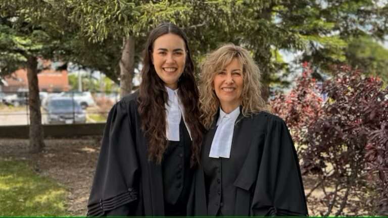 தாயும் மகளும் ஒரே நேரத்தில் சட்டத்தரணிகள்