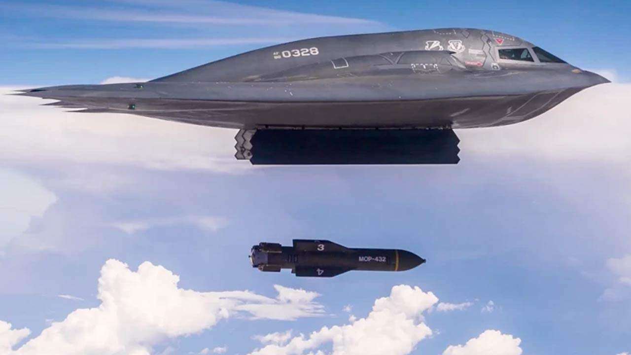 முப்பதாயிரம் இறாத்தல் எடைகொண்ட குண்டை வீசிய அமெரிக்கா