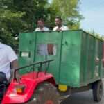 உள்ளூராட்சித்தலைவர்கள் குப்பை வண்டியில் வருகை