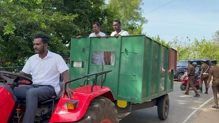 உள்ளூராட்சித்தலைவர்கள் குப்பை வண்டியில் வருகை
