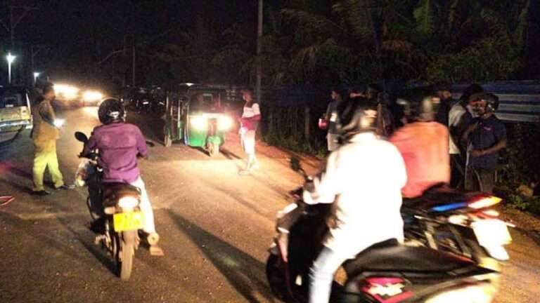 மோட்டார் சைக்கிள் மாட்டுடன் மோதி இருவர் பலி