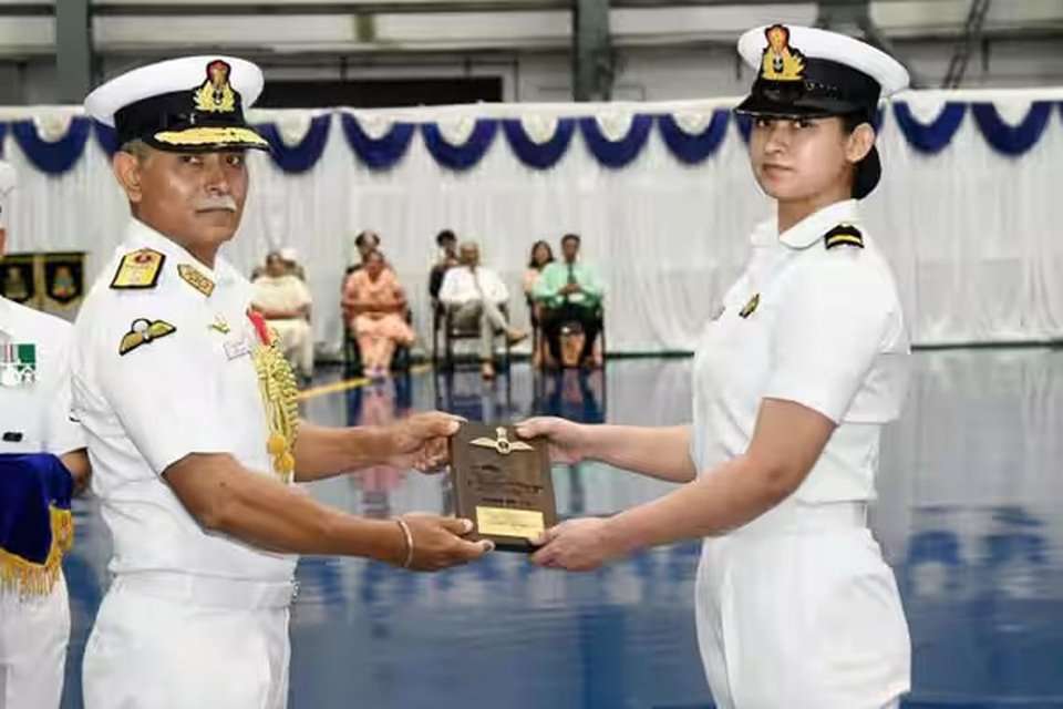 போர்விமானங்களை இயக்கும் முதல் பெண்