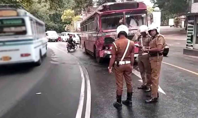 மாணவரகள் சென்ற பஸ் விபத்து