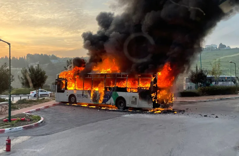 இஸ்ரேலில் இலங்கையர்கள் சென்ற பஸ்ஸில் தீவிபத்து