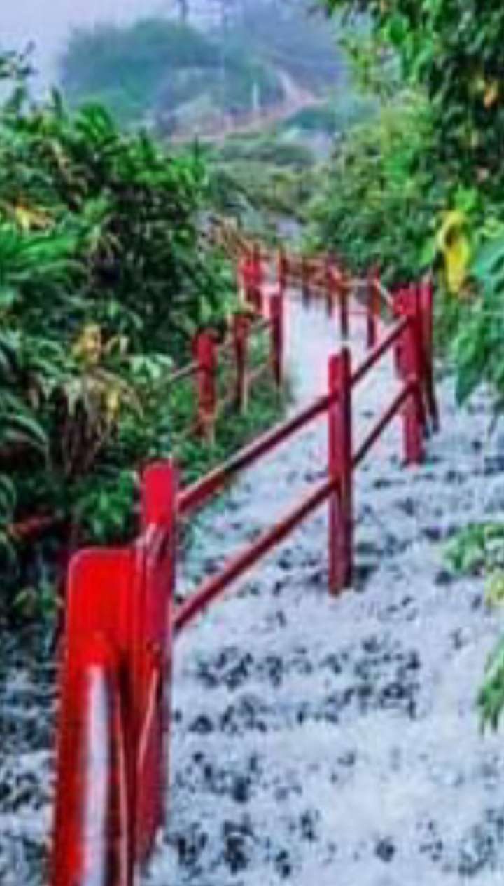 சிவனொளிபாத மலைக்குச் செல்லும் சுற்றுலாப் பயணிகளுக்குப் பொலிஸார் எச்சரிக்கை விடுத்துள்ளனர்.