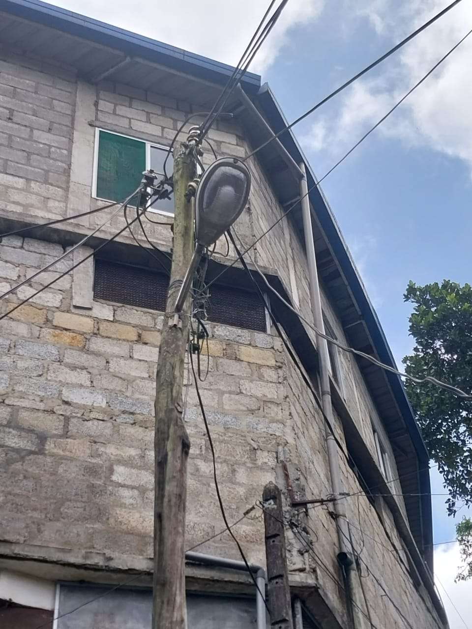 இரவு நேரத்தில் வீதி மின் விளக்குகள் மிளிராததால் மக்கள் அவதி. மஸ்கெலியா பிரதேச சபைக்கு உட்பட்ட பகுதிகளில் உள்ள மஸ்கெலியா நகரில் ஒரு சில பகுதிகளிலும் பிரதேச சபைக்கு உட்பட்ட தோட்டங்களில் பொருத்தப் பட்டு உள்ள மின் குமிழ்கள் மிளிர்வதில்லை. கடந்த சில மாதங்களாக இந்த மின் விளக்குகள் மிளிராததால் இரவு நேரங்களில் பாடசாலை மாணவர்கள் மற்றும் பயணிகள், முதியோர்கள் நோயாளிகள் பாரிய அளவில் இன்னல்களை சந்திக்க நேரிடும் அபாயம் உள்ளது என தெரிவிக்கின்றனர். இது குறித்து சம்பந்தப்பட்ட மஸ்கெலியா பிரதேச சபை முன் வந்து மஸ்கெலியா பிரதேச சபைக்கு உட்பட்ட பகுதிகளில் உள்ள அனைத்து மின் விளக்குகளையும் மிளிர செய்ய நடவடிக்கை எடுக்க வேண்டும். மஸ்கெலியா தினகரன் விசேட நிருபர்.