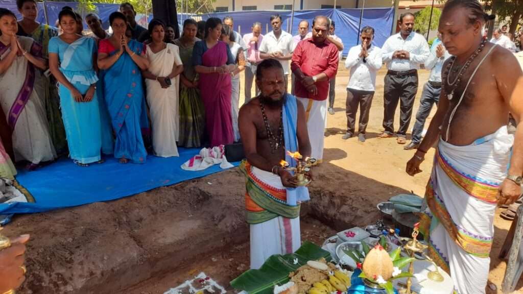 மட்டக்களப்புவில் புதிய கால்நடை வைத்திய அலுவலகம் அமைப்பதற்காக இன்று (21) அடிக்கல் நாட்டிவைக்கப்பட்டது.