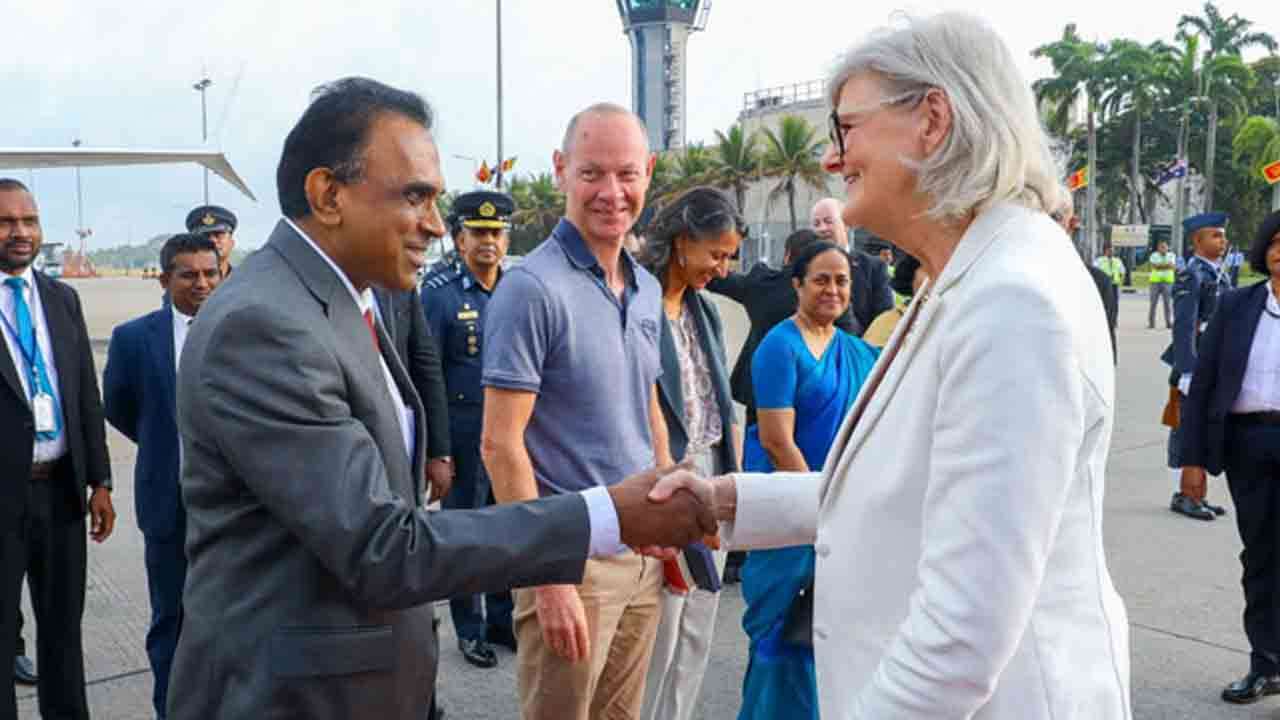 அவுஸ்திரேலிய ஆளுநர் நாயகம் நாடு திரும்பினார்