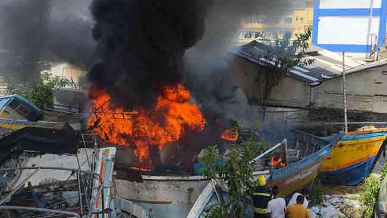 காலி மீன்பிடித் துறைமுகத்தில் படகுகள் எரிந்து நாசம்