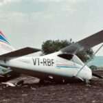 விழுந்து நொறுங்கித் தரையிறங்கிய விமானம்