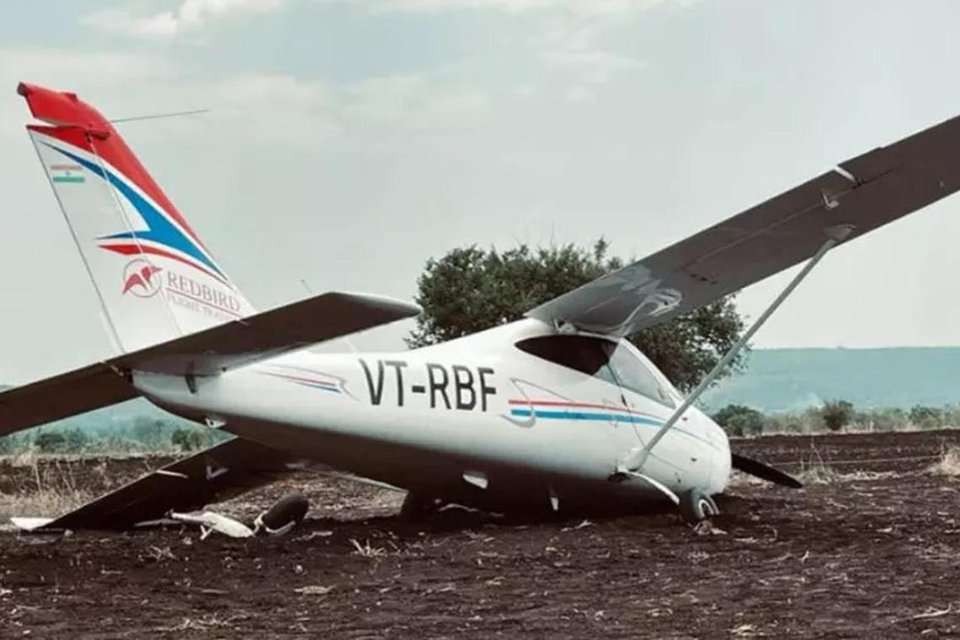 விழுந்து நொறுங்கித் தரையிறங்கிய விமானம்