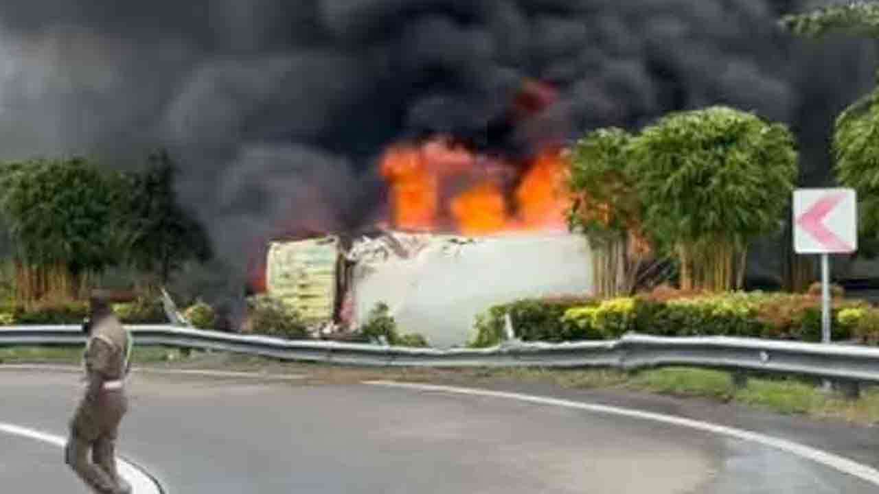 தெற்கு அதிவேக நெடுஞ்சாலையில் லொறி விபத்து