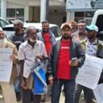 நுவரெலியா மாவட்ட ஆணையாளர் பதவி விலக கோரி ஆர்ப்பாட்டம்.