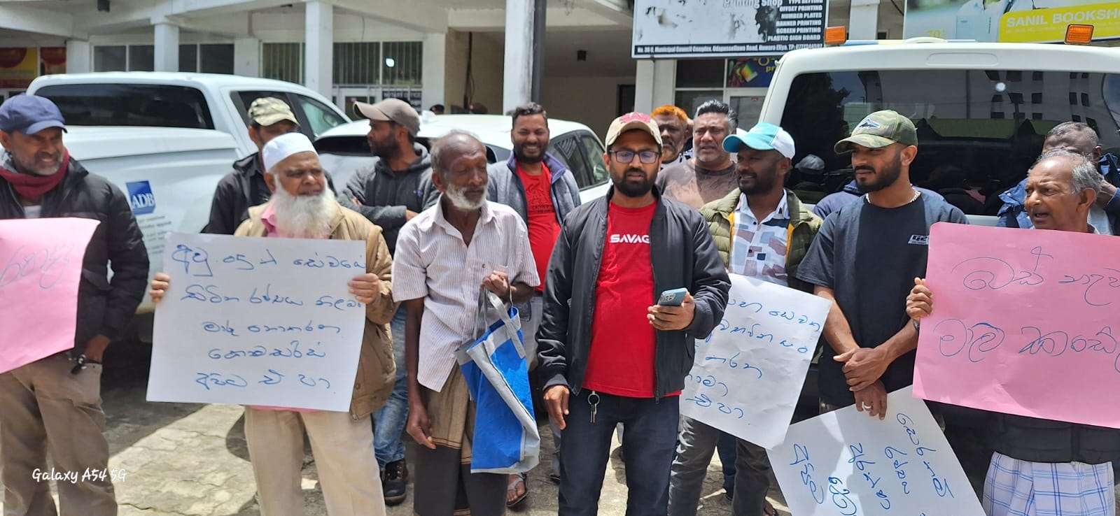 நுவரெலியா மாவட்ட ஆணையாளர் பதவி விலக கோரி ஆர்ப்பாட்டம்.