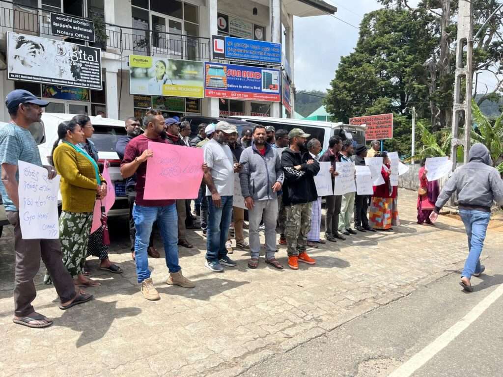 நுவரெலியா மாவட்ட ஆணையாளர் பதவி விலக கோரி ஆர்ப்பாட்டம்.