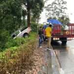 வீதியை விட்டு விலகி சென்ற கெப்ரக வாகனம்.