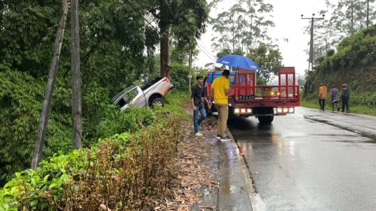 வீதியை விட்டு விலகி சென்ற கெப்ரக வாகனம்.