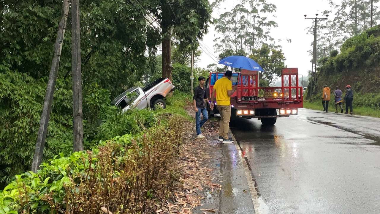 வீதியை விட்டு விலகி சென்ற கெப்ரக வாகனம்.