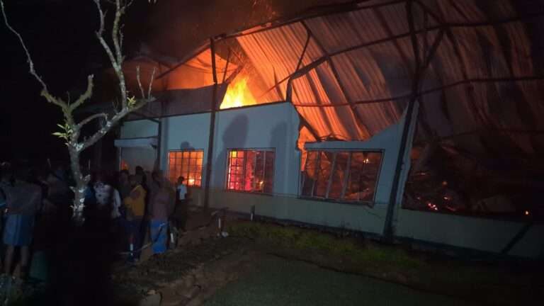 லக்‌ஷபான தேயிலைத் தொழிற்சாலை தீயில் நாசம்