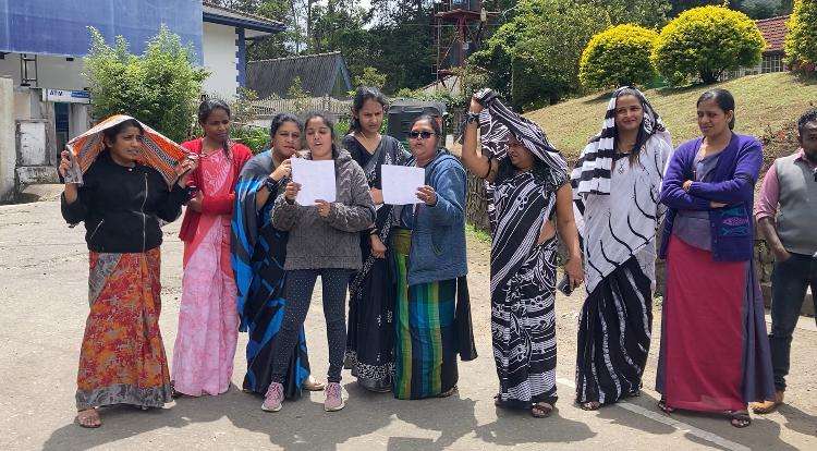 உலக அஞ்சல் தினத்தில் ஊழியர்கள் கருப்புப் பட்டிப் போராட்டம்