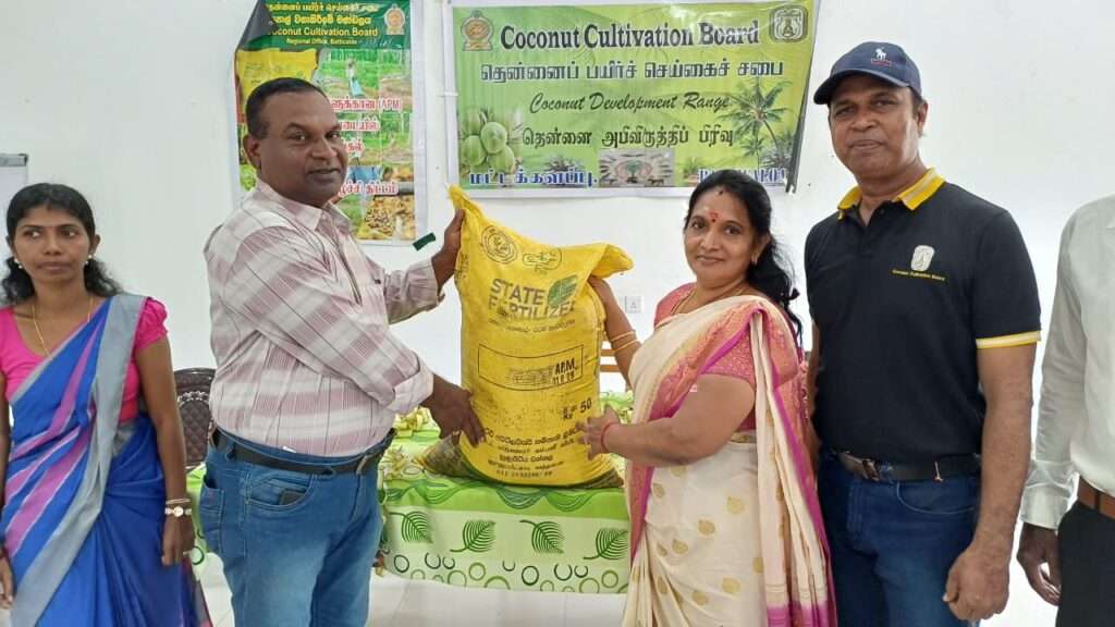 மட்டக்களப்புவில் தென்னை பயிர் செய்கைக்கான உரமானியம்