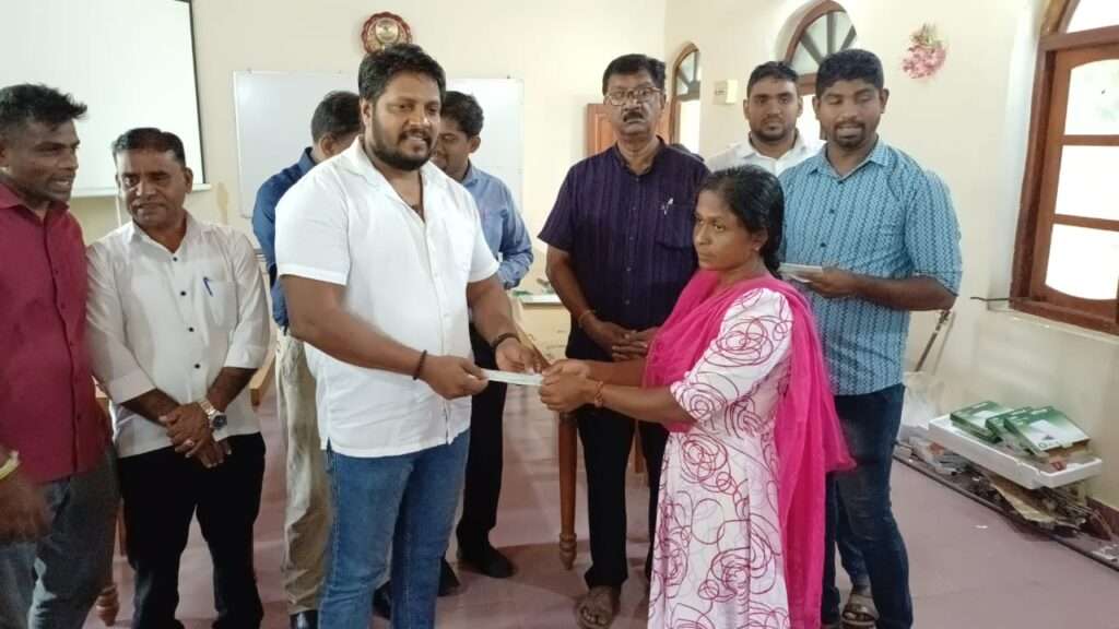 புதிய வீடுகளை அமைப்பதற்கான காசோலைகள் வழங்கி வைப்பு