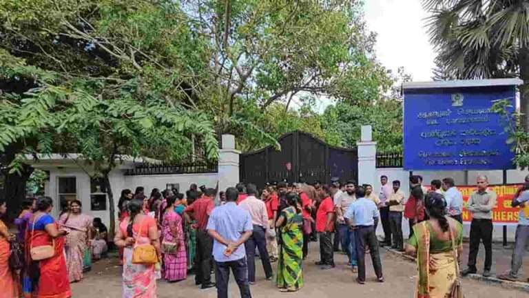 ஆசிரியர்களுடன் உரையாடாமல் பின் கதவால் வெளியேறிய வடக்கு ஆளுநர்