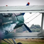 அமெரிக்க விரைவுச்சாலையில் விழுந்த சிறிய விமானம்