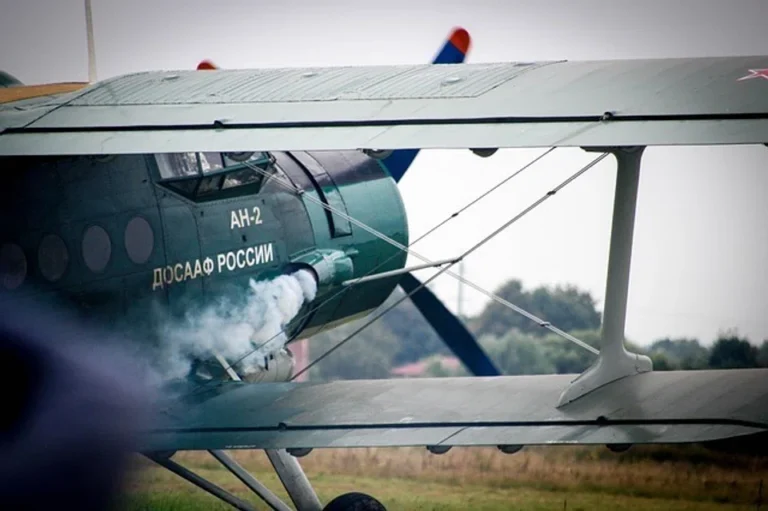 அமெரிக்க விரைவுச்சாலையில் விழுந்த சிறிய விமானம்