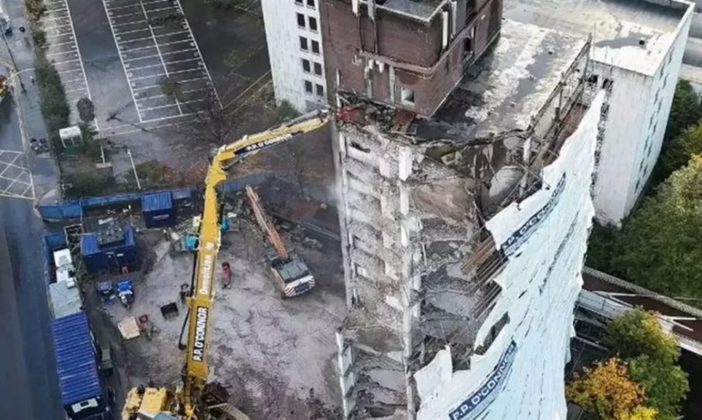 இங்கிலாந்தில் அடுக்குமாடி குடியிருப்பு வெடிவைத்து தகர்ப்பு