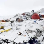 எவரெஸ்ட் பனிப்புயலில் 1000இற்கும் மேற்பட்டோர் சிக்கித் தவிப்பு