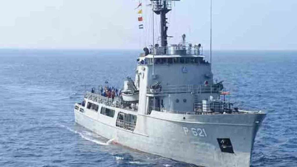 ஆபத்தில் சிக்கிய வியட்நாம் கப்பல் பணியாளர்களை மீட்டது கடற்படை