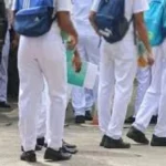 தண்ணீர் போத்தலில் தண்ணி கொண்டு சென்ற மாணவர்கள்